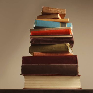 Yığın kitap masada