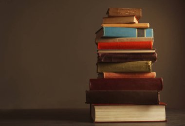 Yığın kitap masada