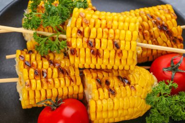 Izgara corncobs ile siyah plaka