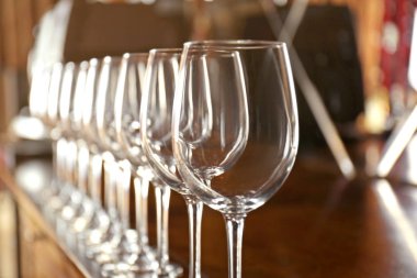 Bir sıra boş şarap kadehi.