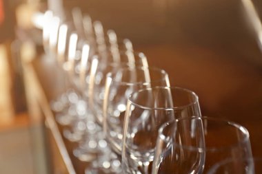 Bir sıra boş şarap kadehi.