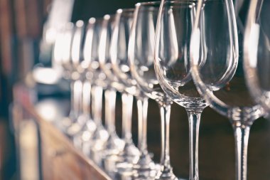 Bir sıra boş şarap kadehi.