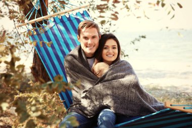Güzel çift hamakta rahatlatıcı