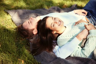 Güzel çift rahatlatıcı Park