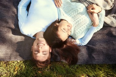 Güzel çift rahatlatıcı Park