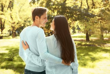 Güzel çift rahatlatıcı Park