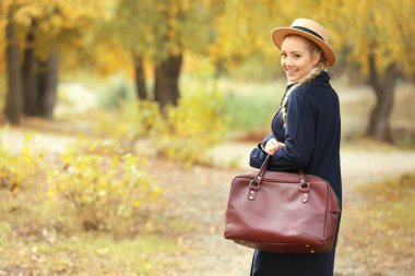 Deri çanta sonbahar Park ile güzel kız