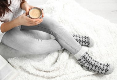 Bir fincan kahveli kadın.