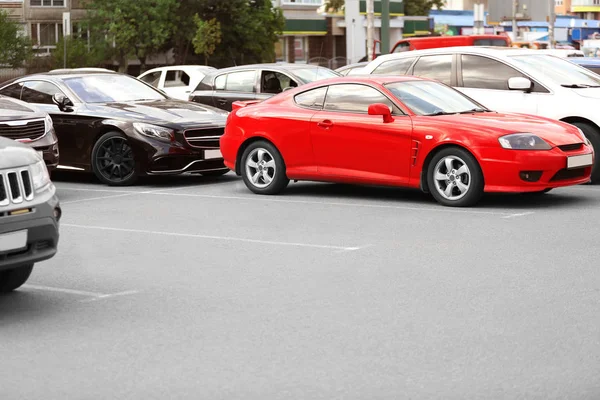 Město parkování pro osobní automobily — Stock fotografie