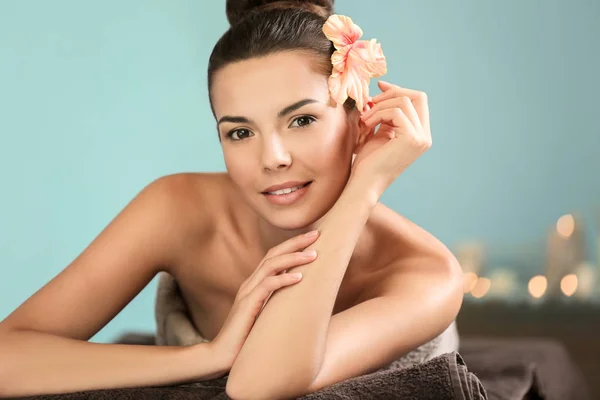 Gyönyörű fiatal nő fekszik masszázsasztalon spa szalonban — Stock Fotó