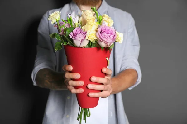 Hombre sosteniendo hermoso ramo, primer plano — Foto de Stock