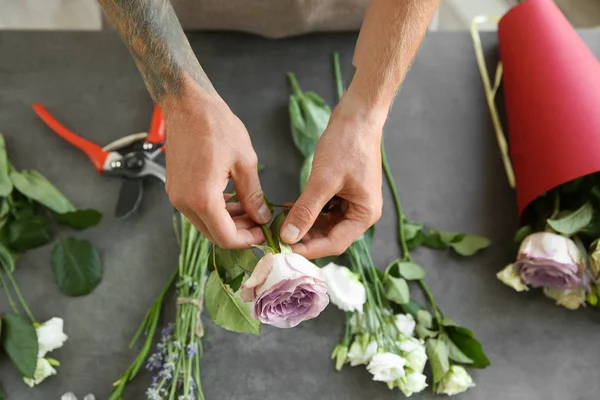 Mannelijke bloemist maken boeket op bloemenwinkel — Stockfoto