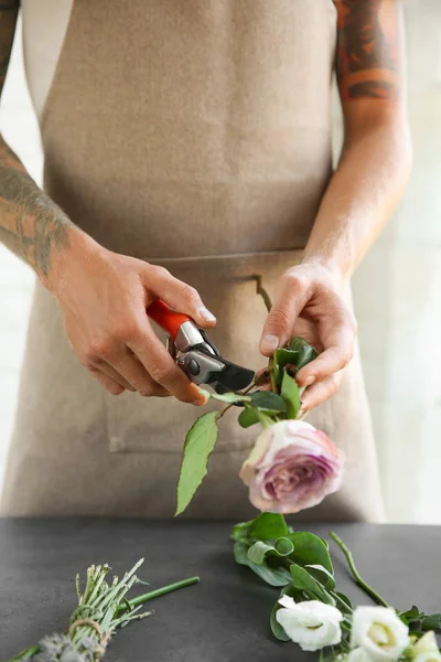 Floristería masculina haciendo ramo en la tienda de flores —  Fotos de Stock