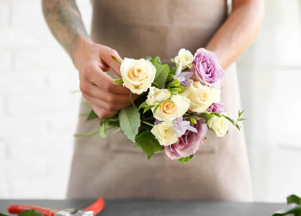 Manliga florist göra bukett på blomsteraffär — Stockfoto