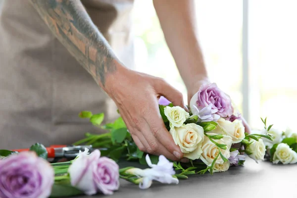 Florista masculino fazendo buquê na loja de flores — Fotografia de Stock