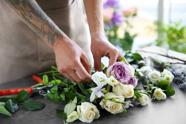 Manliga florist göra bukett på blomsteraffär — Stockfoto