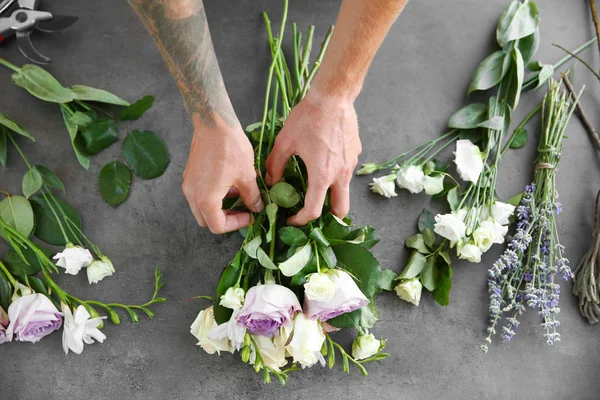 Florista masculino fazendo buquê na loja de flores — Fotografia de Stock