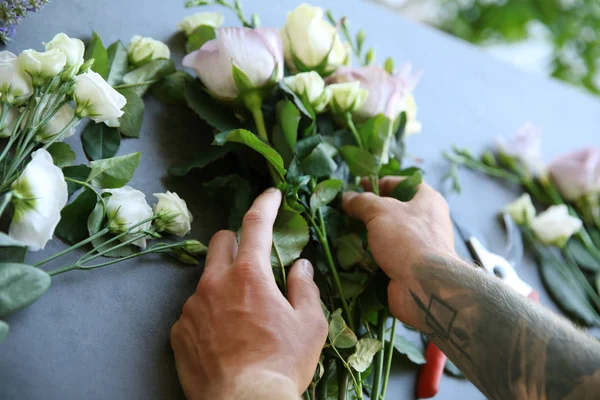 Florista masculino fazendo buquê na loja de flores — Fotografia de Stock
