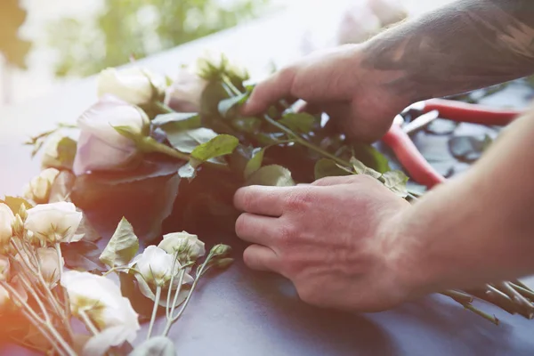 Manliga florist göra bukett på blomsteraffär — Stockfoto