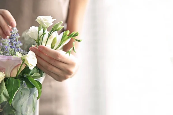 Vrouwelijke bloemist maakt mooi boeket bij bloemenwinkel — Stockfoto