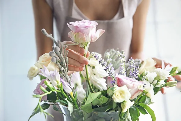 Žena květinářství dělat krásné kytice v květinářství — Stock fotografie