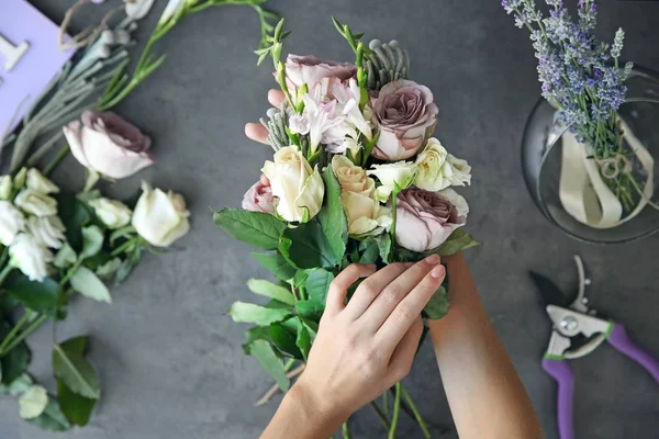 Kvinna florist gör vacker bukett i blomsteraffär — Stockfoto