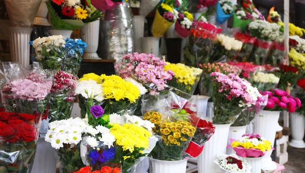 Flores frescas em exposição ao ar livre — Fotografia de Stock