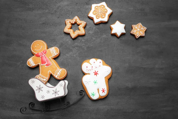 Tasty gingerbread cookies on grey background, close up view — Stock Photo, Image