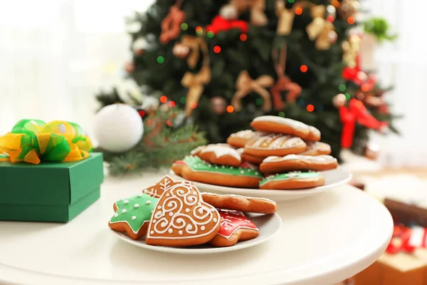 Plate with tasty gingerbread cookies — Stock Photo, Image
