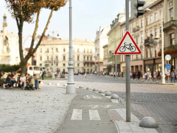 Знак велосипедной дорожки на улице — стоковое фото