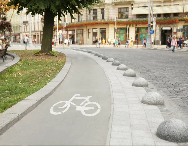 Знак велосипедной дорожки на улице — стоковое фото