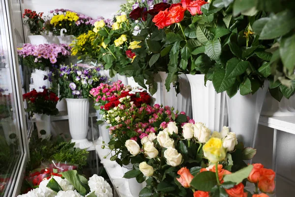 Surtido de hermosas flores en la tienda de flores — Foto de Stock