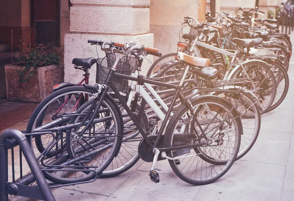 Bicicletas estacionadas em uma rua — Fotografia de Stock