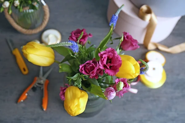 Bellissimo mazzo di fiori sul tavolo nel negozio di fiori — Foto Stock