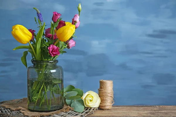 Bellissimo bouquet di fiori su sfondo a colori — Foto Stock