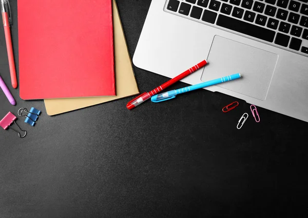Laptop, copybook y papelería sobre fondo de color — Foto de Stock