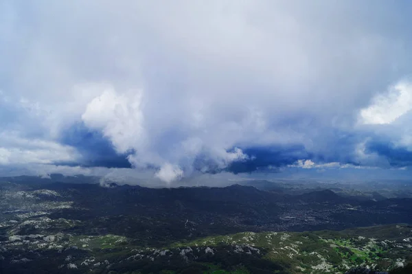 Vista desde la montaña en hermoso paisaje — Foto de Stock