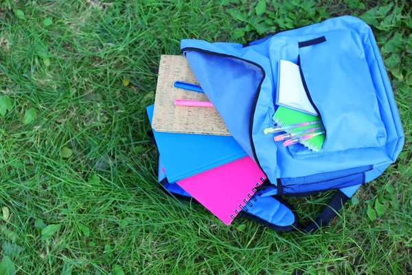 Aksesuarlar ile okul sırt çantası — Stok fotoğraf