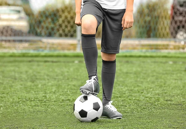 Voetbal speler met bal met de voet, close-up — Stockfoto