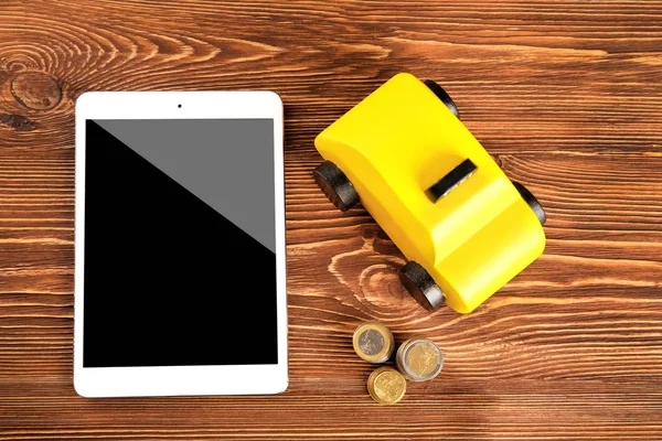 Taxi giocattolo taxi, tablet e monete — Foto Stock