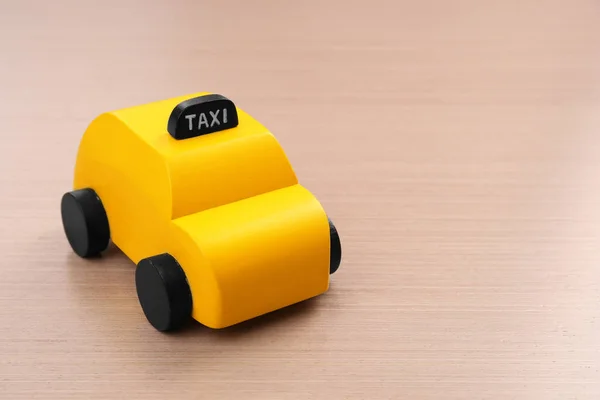 Gele speelgoed taxi cab — Stockfoto