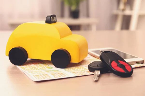 黄色玩具出租车和智能手机 — 图库照片