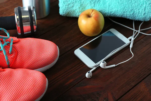 Artículos para deporte y teléfono moderno — Foto de Stock