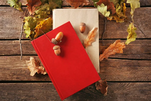 Mooie compositie met boeken en gedroogde bladeren op houten achtergrond — Stockfoto