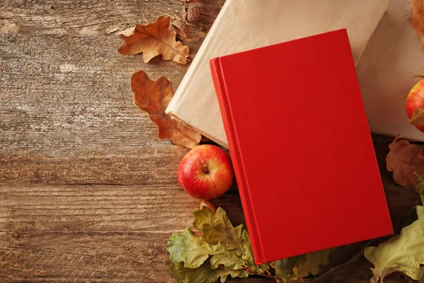 Mooie herfst compositie met boeken over houten achtergrond — Stockfoto