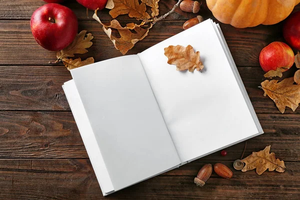 Belle composition d'automne avec livre ouvert sur fond en bois — Photo