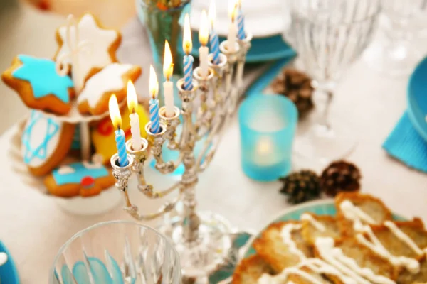 Vista de perto de menorah na mesa servida para Hanukkah — Fotografia de Stock