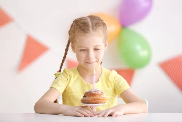Мила дівчинка з тортами на день народження вдома — стокове фото