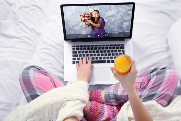 Woman Talking Daughter Online Video Chat Birthday Party — Stock Photo, Image