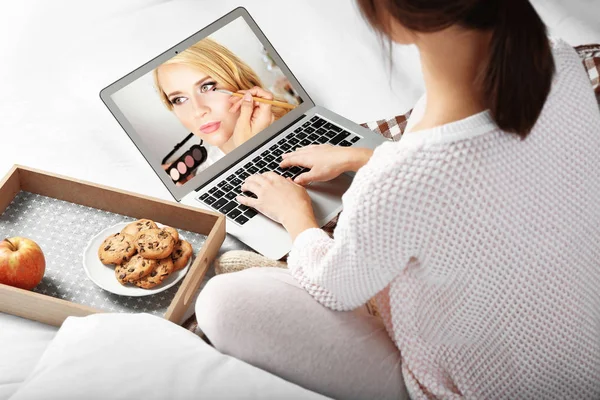 Wanita Menonton Tutorial Online Laptop Makeup Dan Blog Kecantikan — Stok Foto